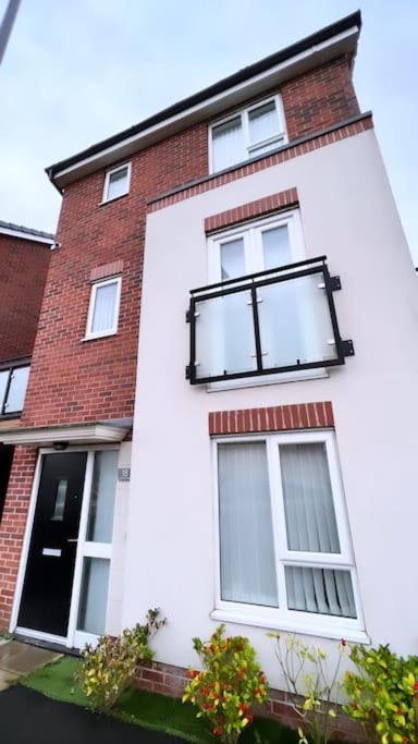 3 Stories, 5 Bedroom House In Prime Location With Balcony And Shared Garden Liverpool Dış mekan fotoğraf